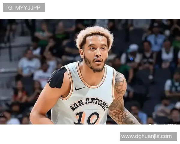 足球球星绯闻频传:恋情曝光引发热议,私人生活成媒体焦点 足球球星绯闻频传:恋情曝光引发热议,私人生活成媒体焦点