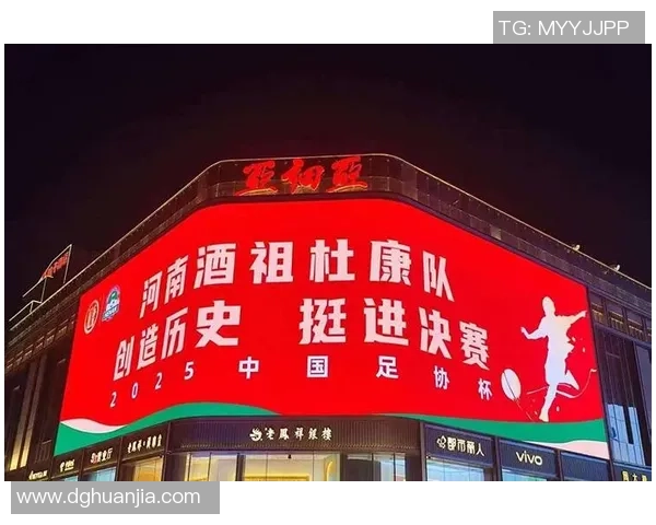 足球场上激情四射啤酒畅饮球星传奇聚焦与球迷共庆胜利时刻 足球场上激情四射啤酒畅饮球星传奇聚焦与球迷共庆胜利时刻